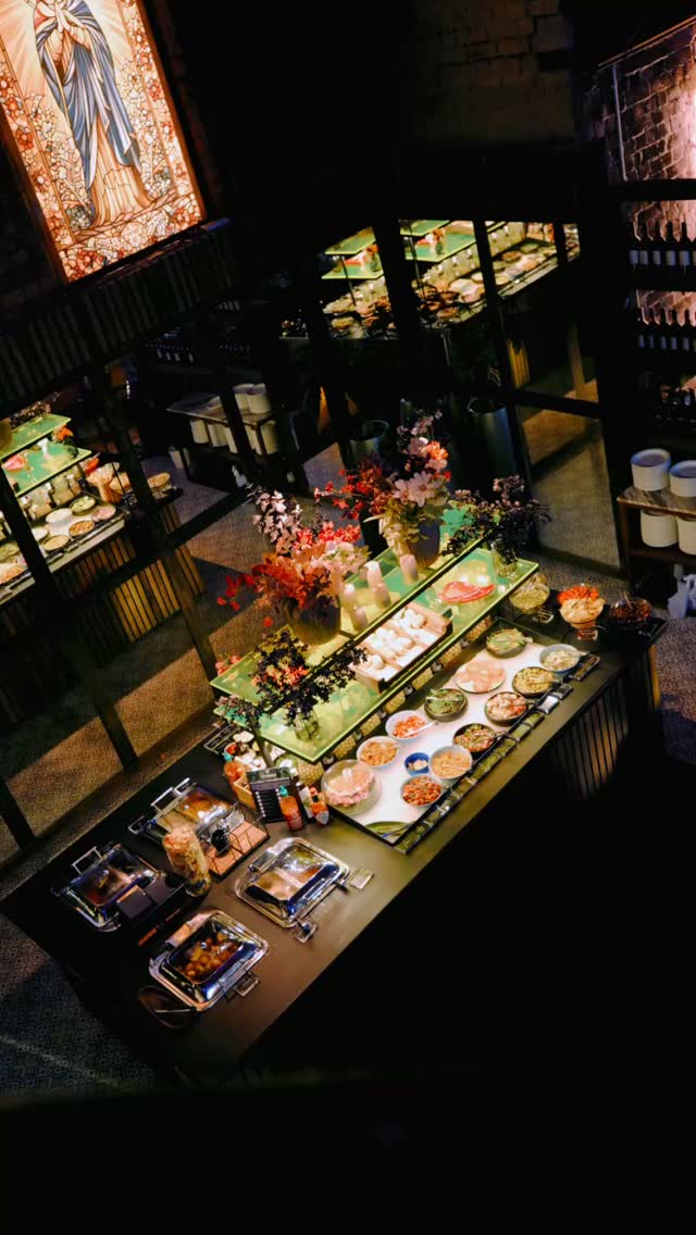 A colourful selection of freshly prepared salads at Estábulo